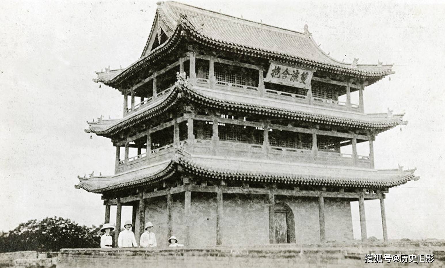 1907年山西忻县老照片,古城城楼与俯瞰城内民居