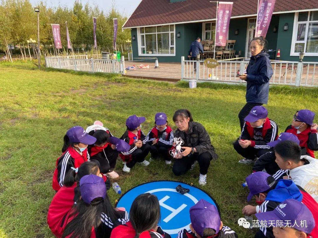 阔任鱼跃 天高任鸟飞 每个孩子都梦想翱翔在天地间 当个飞行员,在