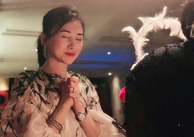 名表|翁虹52岁生日老公送浪漫，名表、手镯显奢华，戴仨戒指不麻烦？