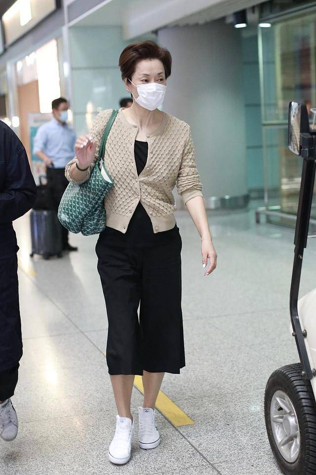 &quot|豪门阔太不会炫富？57岁毛阿敏一身高级，却背7千＂大妈包＂走机场