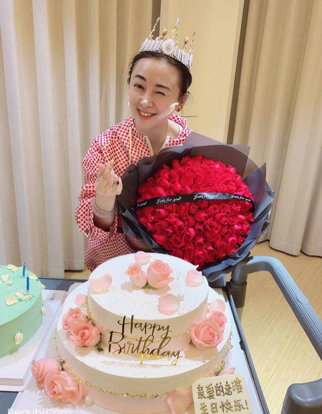 名表|翁虹52岁生日老公送浪漫，名表、手镯显奢华，戴仨戒指不麻烦？