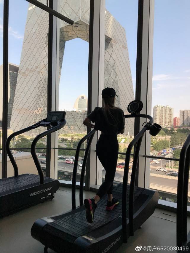 kg|周扬青晒运动照曝光46kg真实身材，细腰长腿太抢镜不输女明星