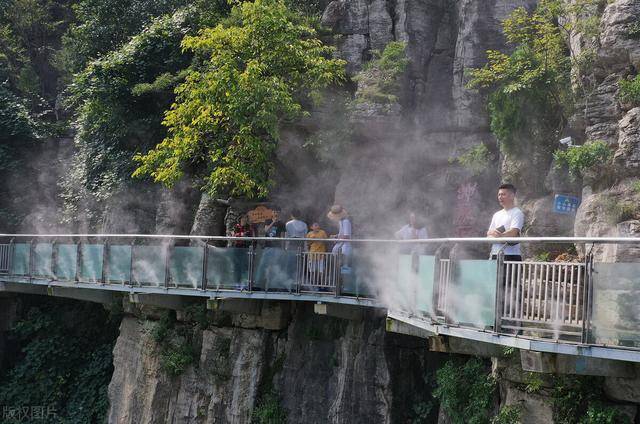 为了使游客防止中暑,山东省枣庄市山亭区葫芦套景区在山顶的玻璃栈道