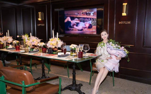 名表|翁虹52岁生日老公送浪漫，名表、手镯显奢华，戴仨戒指不麻烦？