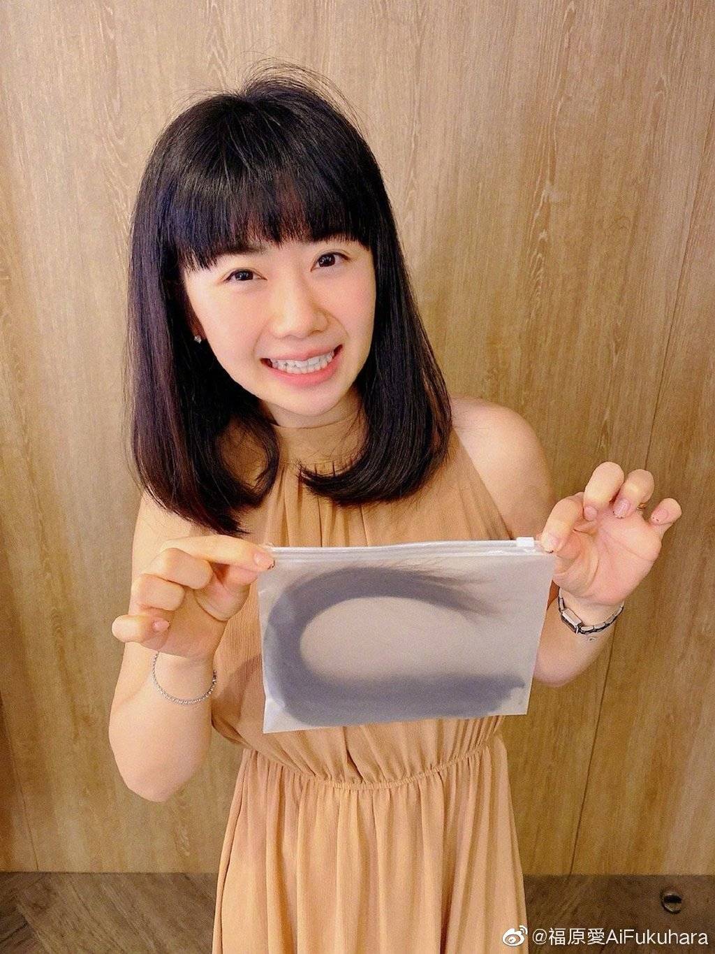 头发|福原爱剪短及腰长发！剪发时嗷嗷叫，秀新发型回眸一笑甜美可爱
