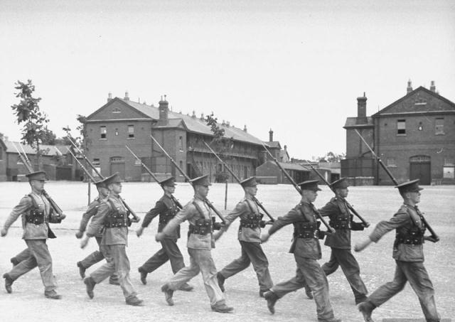 二战时最没存在感的军队:1941年爱尔兰新兵队列训练老