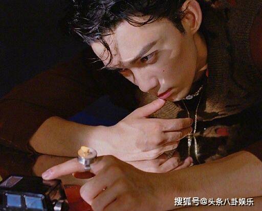戒指|明星戴的奇怪戒指，王俊凯杨幂能接受，看到吴磊：有点担心你！
