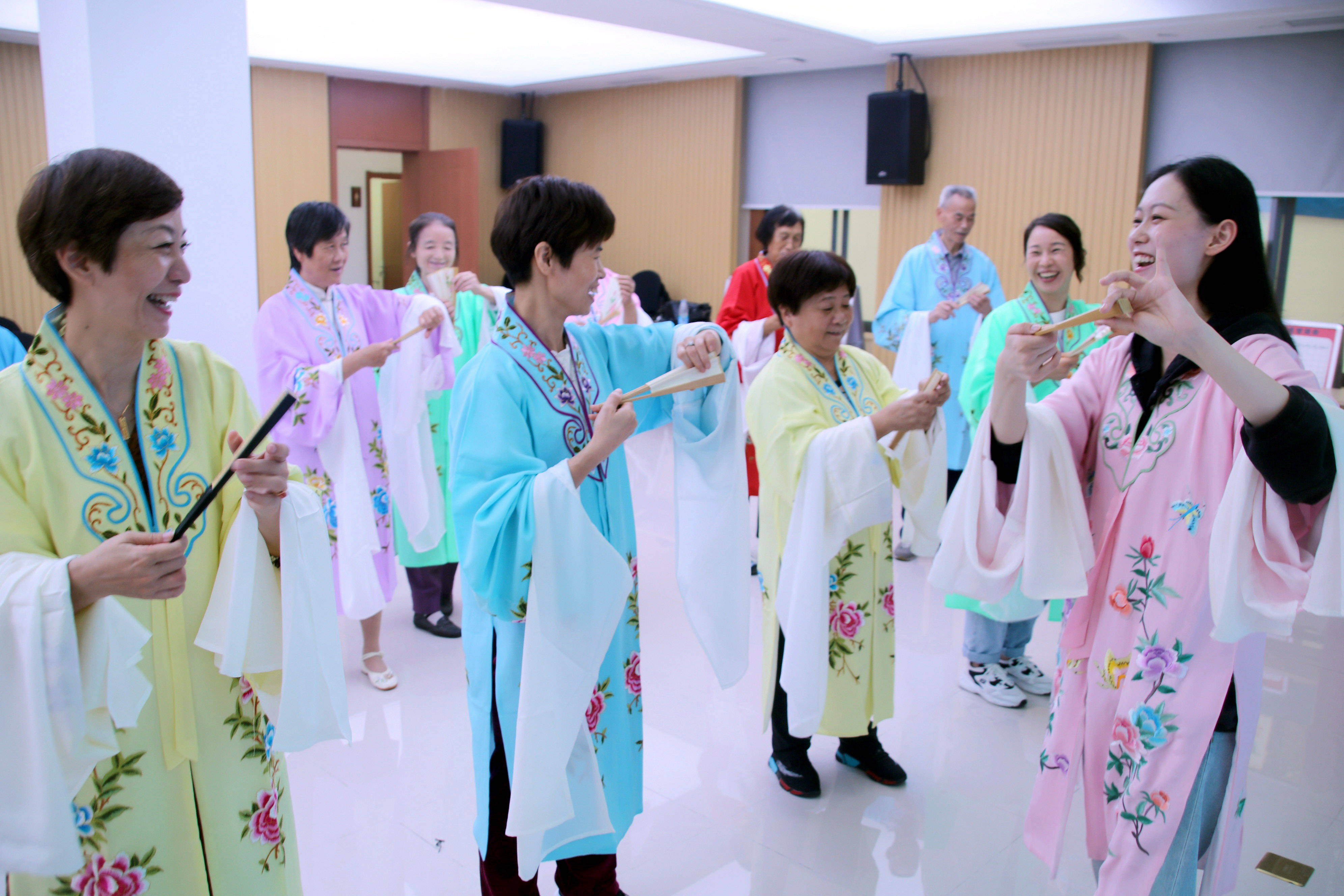 苏州学士社区和吴门扇艺联合开展学习昆曲艺术弘扬传统文化活动