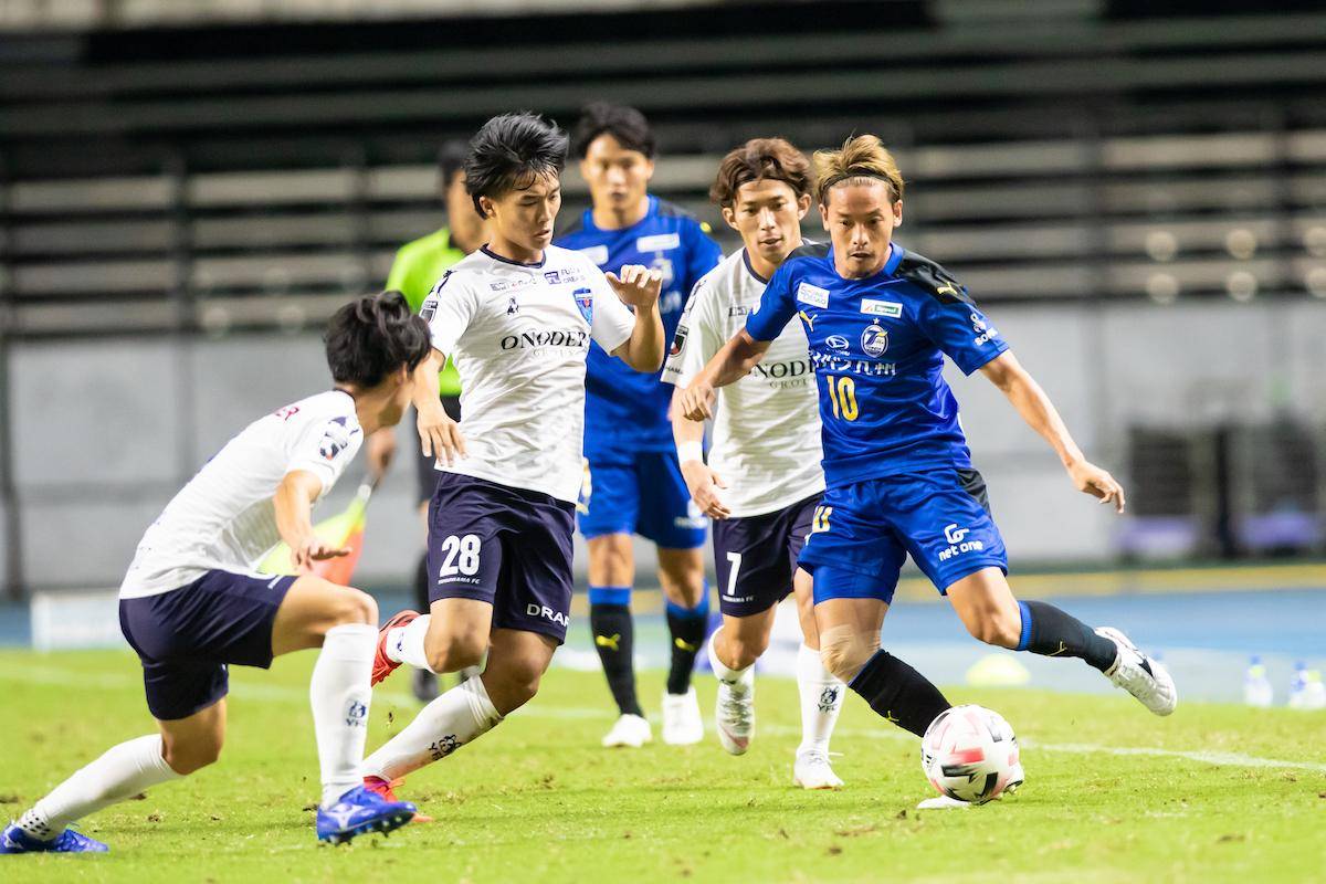 中场主帅片野坂知宏并没有一个固定的首发,4号岛川俊郎和7号松本怜