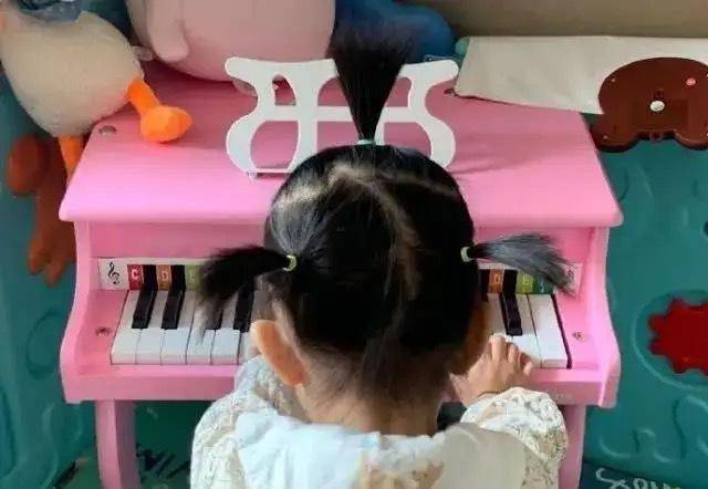 女儿|原创万茜老公曝光，从摄影师变妻子的背后支撑，一起接女儿放学甜到齁