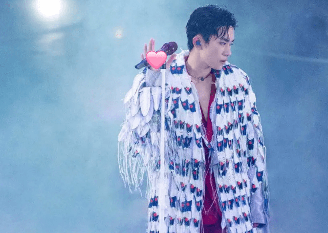 造型|原创易烊千玺粉丝杠上蔡徐坤？辱骂同一造型师偏心，而千玺穿搭很油腻