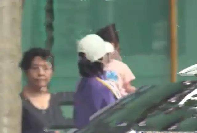 女儿|原创万茜老公曝光，从摄影师变妻子的背后支撑，一起接女儿放学甜到齁