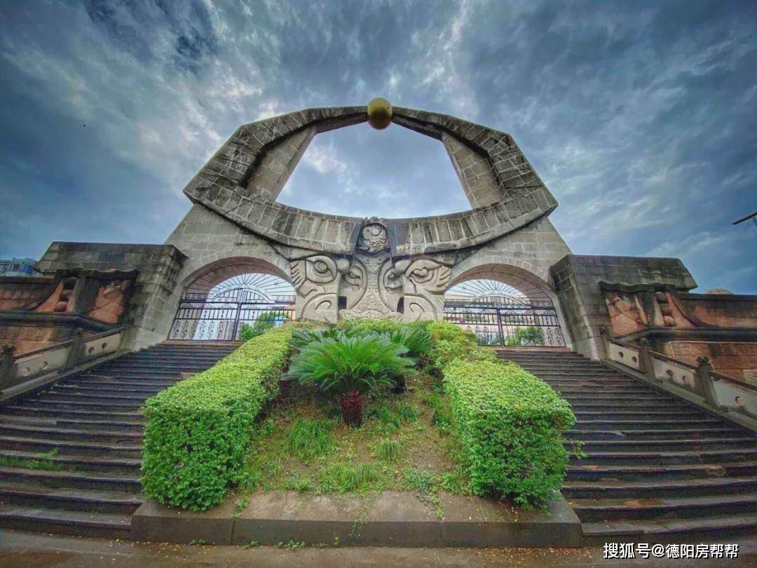 设计|德阳两大女神，屡次“被拆迁”一分儿拆迁费也没得到