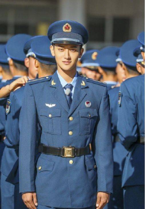男明星军装照黄子韬帅气杨洋英姿飒爽易烊千玺让人意外