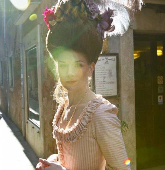 世纪|她亲手制作出十八九世纪复古裙,穿越时空的美感棒呆