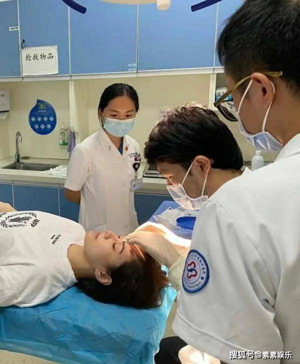 阿娇公布伤口细节照：长长的伤痕清晰可见，看