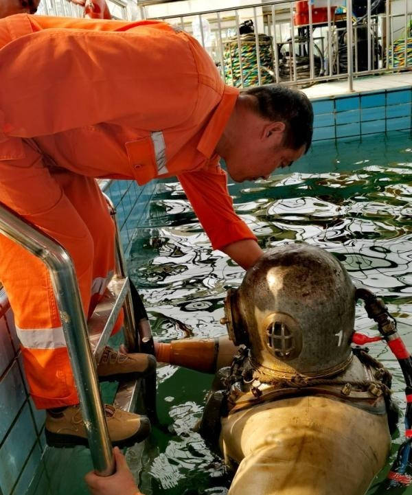 城市女蛙人她是全国第一个水下科技工作者讲述潜水员的故事