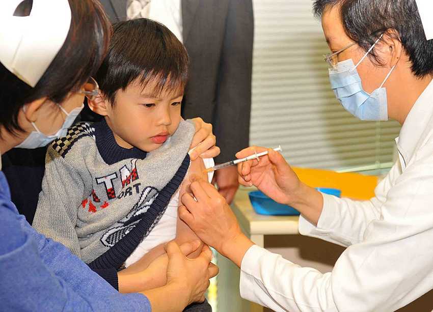 孩子|重返找医生“算账”，网友：报复心挺强3岁萌娃打针后不甘心