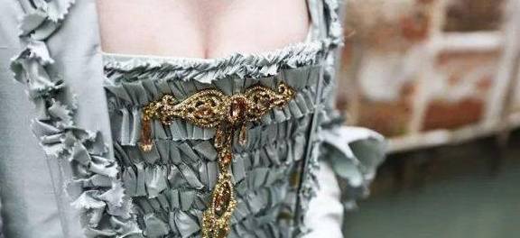 世纪|她亲手制作出十八九世纪复古裙,穿越时空的美感棒呆