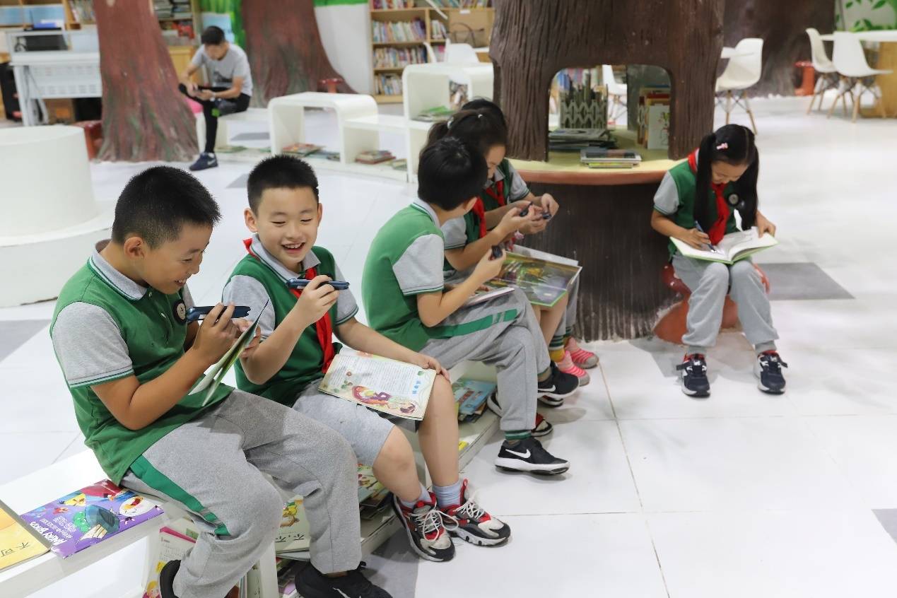 消息资讯|助力中小学信息化建设 有道词典笔走入成都外国语学校