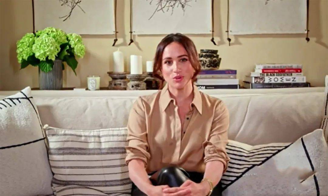 英国王室|39岁梅根变漂亮了，整容后又瘦又甜美，架二郎腿露出细腿惊艳了