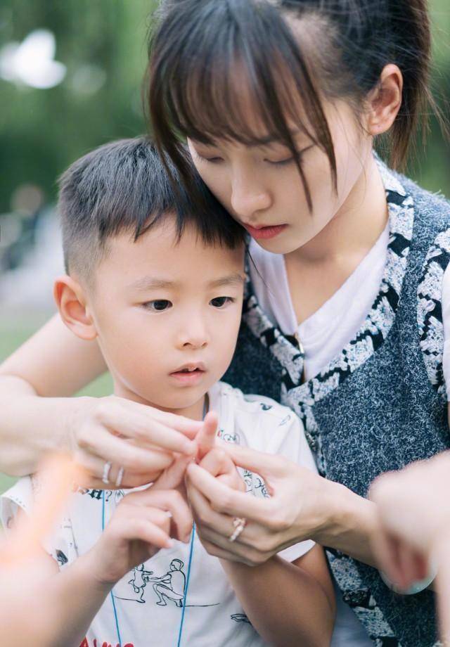 张嘉倪为大儿子庆生,买超看老婆的眼神绝了!