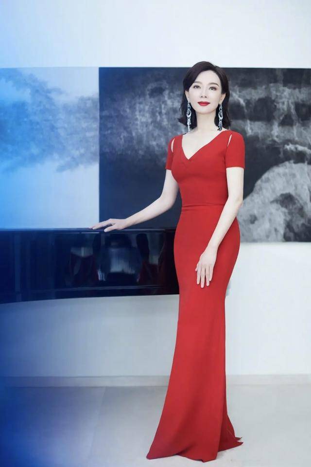 调配|陈数状态真的好，身穿红色裹身裙秀“3D身材”，哪像70后的人