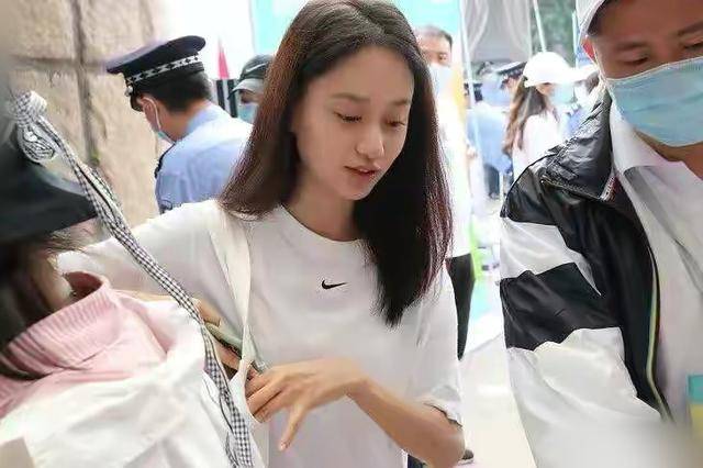 张子枫|原创张子枫晒同学合影,新生班美女如云,与孙俪妹妹、夏梦成同窗