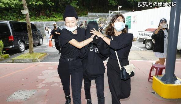 黄鸿升火化，女友痛哭失声需人搀扶，杨丞琳许