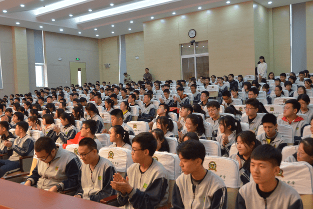 合伙|山东未来心理咨询事务所罗清军老师为德润中学开展讲座