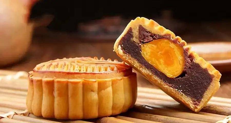 1 广式月饼 广式月饼是广东省的名点,也是大家最常吃的月饼种类