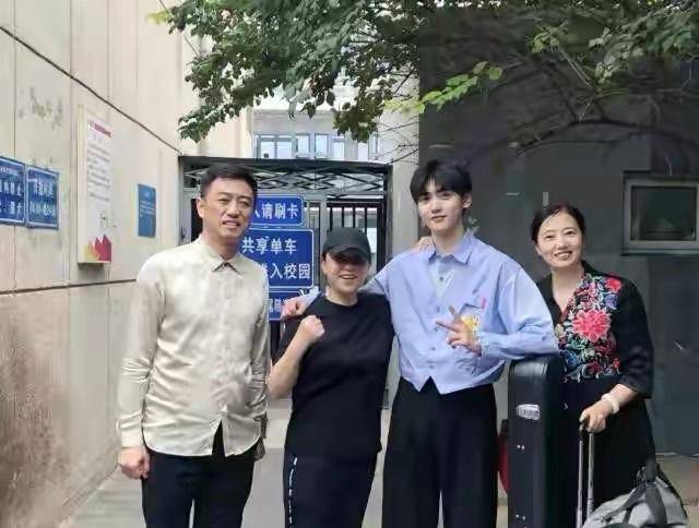 张子枫|原创张子枫晒同学合影,新生班美女如云,与孙俪妹妹、夏梦成同窗