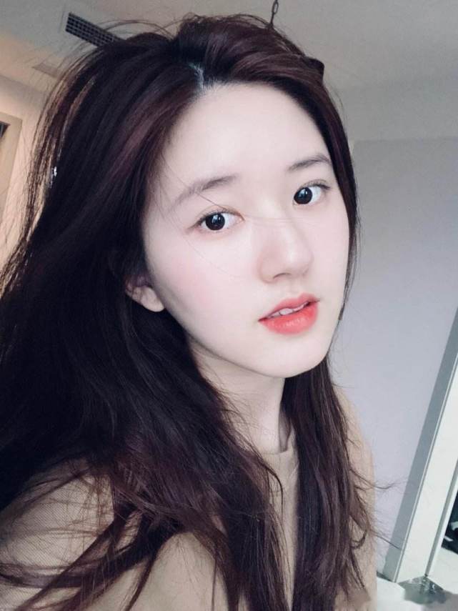 辣酱|原创赵露思秋天第一顿方便面，方便面蘸冰淇淋加辣酱，黑暗吃法受好评