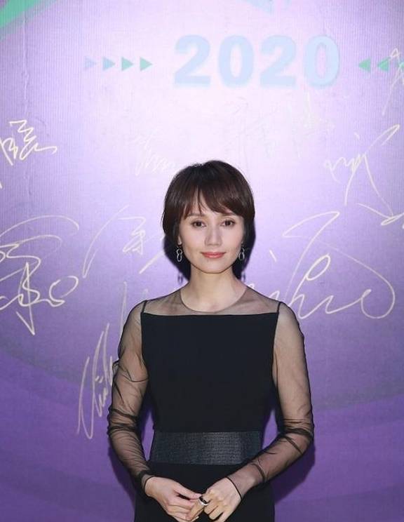 袁泉|尖叫之夜红毯生图：袁泉、海清同穿开叉裙PK，朱丹转走扮嫩少女路