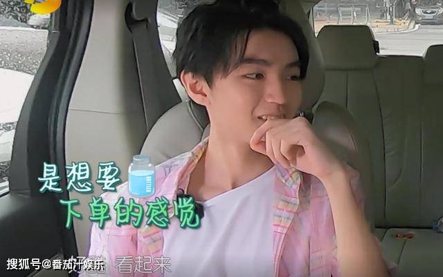 王俊凯喝白酒喊辣,减肥后的腿比赵丽颖还细