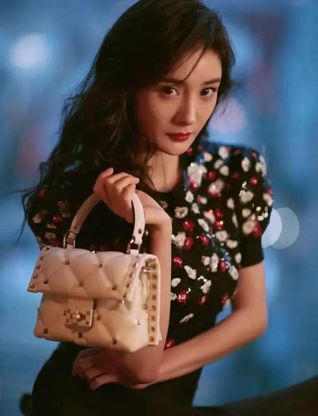 唐嫣|唐嫣拿下高奢代言杨幂尴尬，多次接触品牌无后续，还被嘲讽不适合
