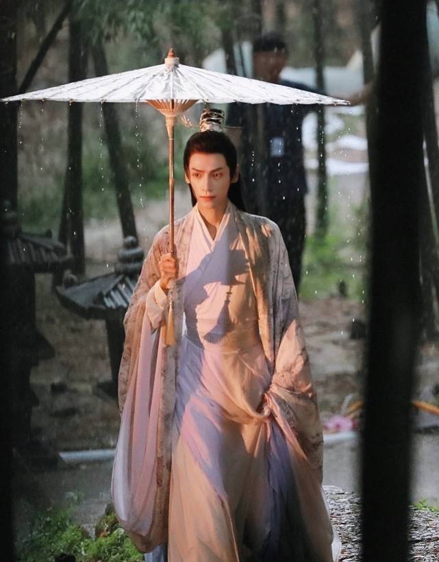 衣行|原创古装颜值出圈，现代剧关注度一般，他这两部剧能出爆款？