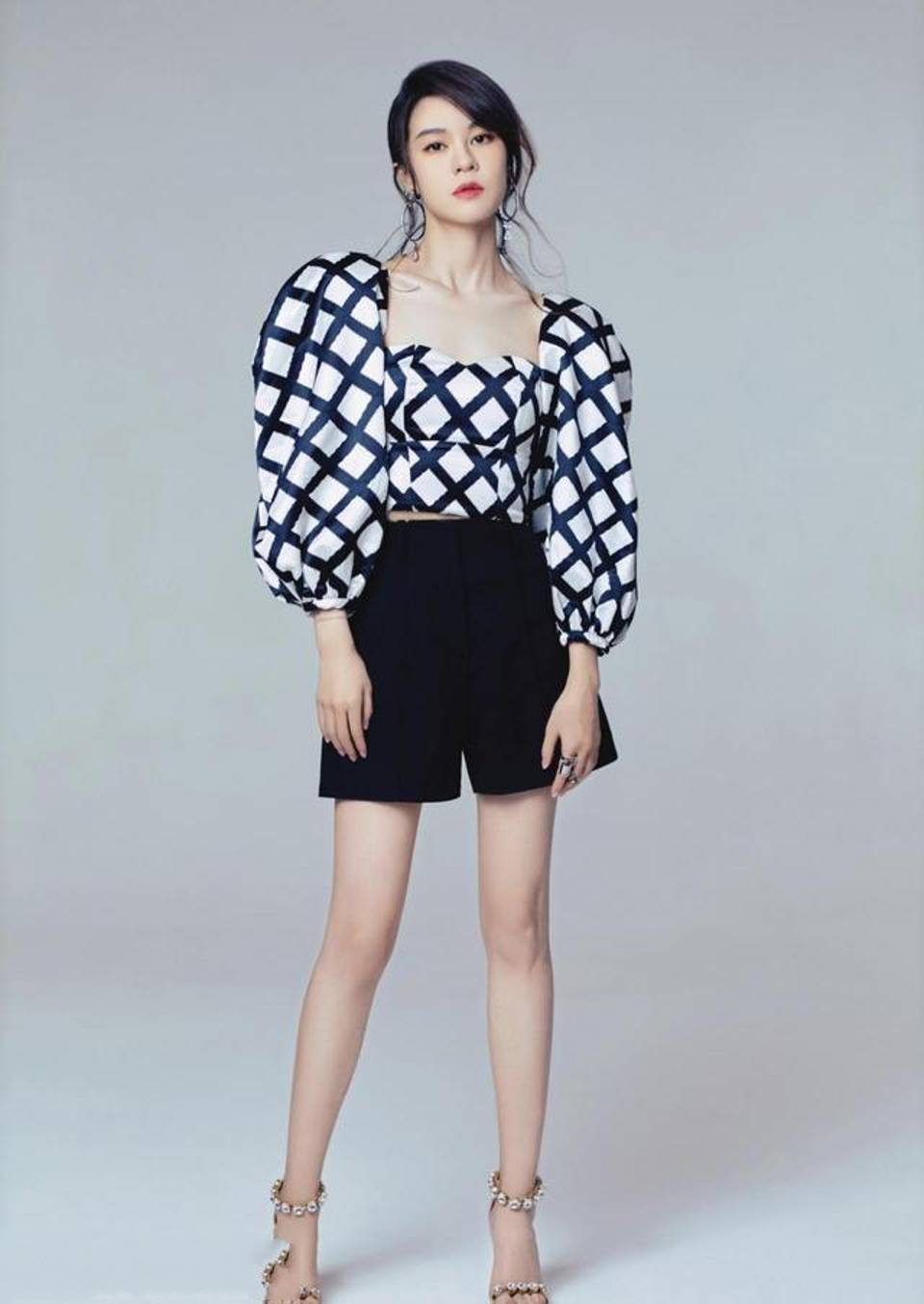 韵味|街拍,美女搭配充满十足的韵味,显得身材特别好