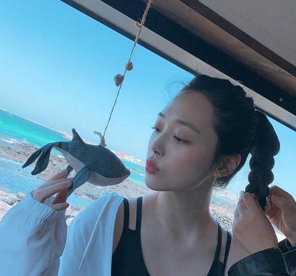 前卫|崔雪莉1万衬衫配4千“内衣”亮相，前卫混搭风普通人模仿不来