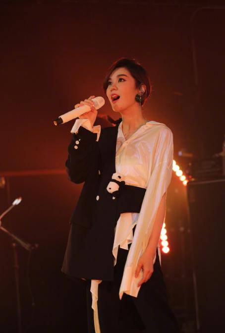 服装|郁可唯真挺摩登的，穿大号格子装，双眼柔情太容易让人陷进去