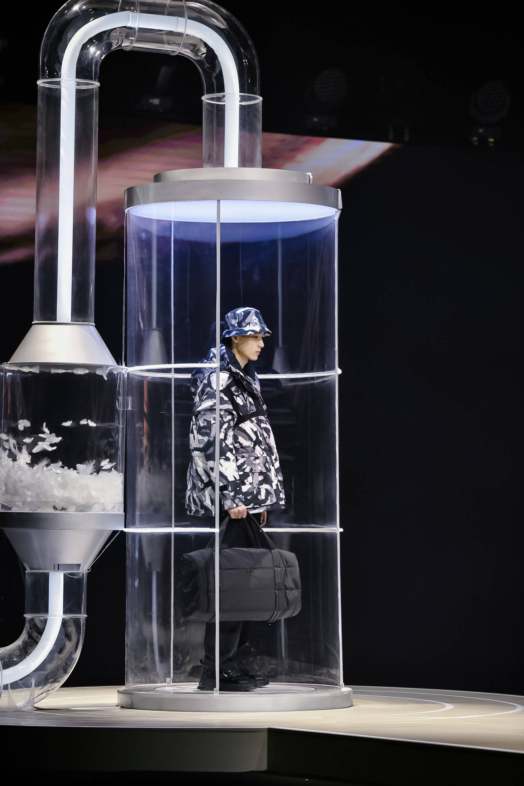 潮流|GXG青年羽绒制造局大秀高调开幕，范丞丞等明星潮咖齐聚，见证羽绒风尚新变革