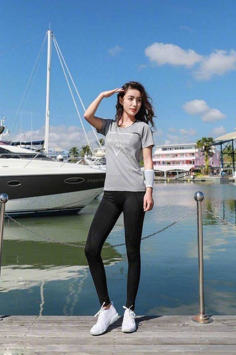 韵味|街拍,美女搭配充满十足的韵味,显得身材特别好