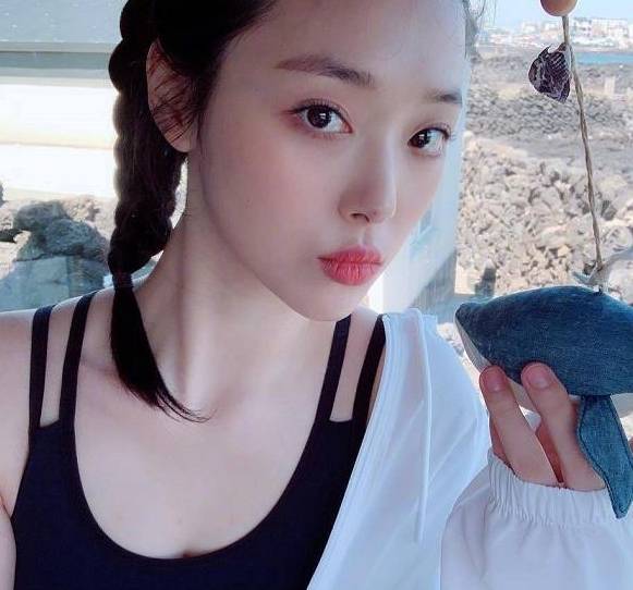 前卫|崔雪莉1万衬衫配4千“内衣”亮相，前卫混搭风普通人模仿不来