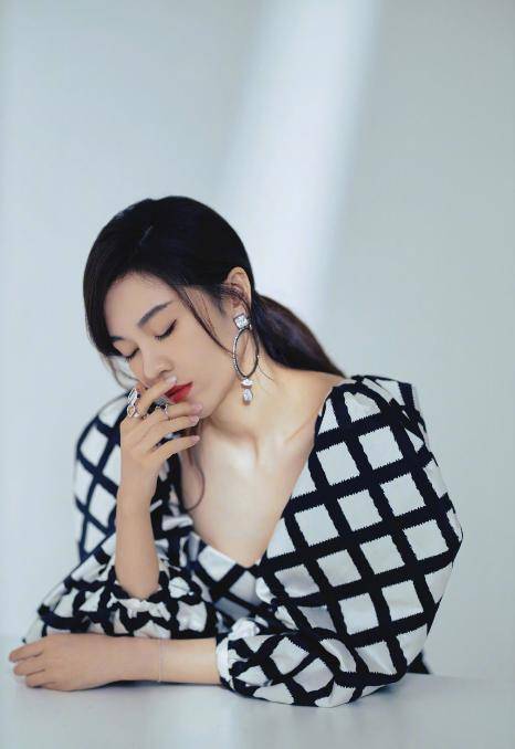 服装|郁可唯真挺摩登的，穿大号格子装，双眼柔情太容易让人陷进去