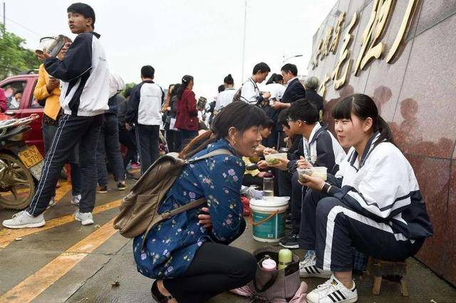 原创中国学生有多累?10张图带你看完孩子们的日常,家长忍不住掉泪