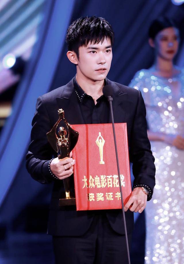 刘昊然站C位,王俊凯易烊千玺站两边,这个合影阵容太强了