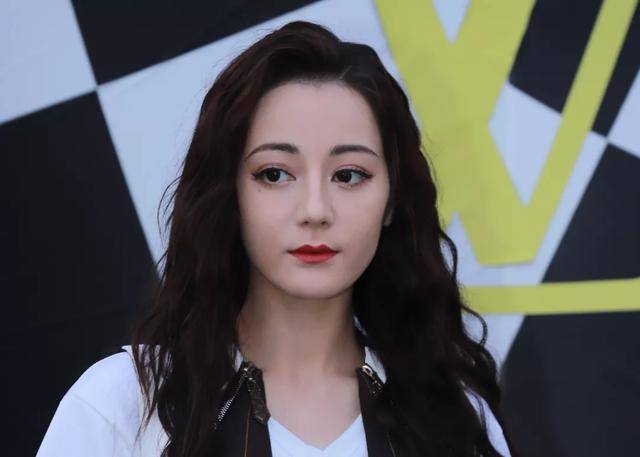 热巴|大牌看秀现场生图:热巴疲态尽显,虞书欣星味全无,奚梦瑶脸肿