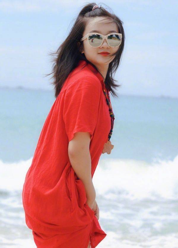 旗袍|林妙可旗袍造型公开，赘肉明显好显老，才21岁看起来像少妇