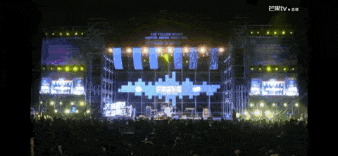 黄龄摔下舞台爬起来继续演唱|黄龄摔下舞台爬起来继续演唱 大面积淤青