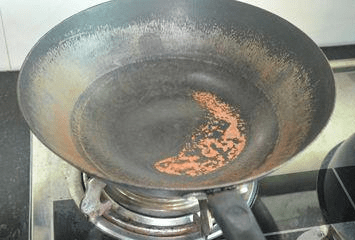 "铁锅生锈"怎么办?把"它"放锅里2分钟,有效防生锈